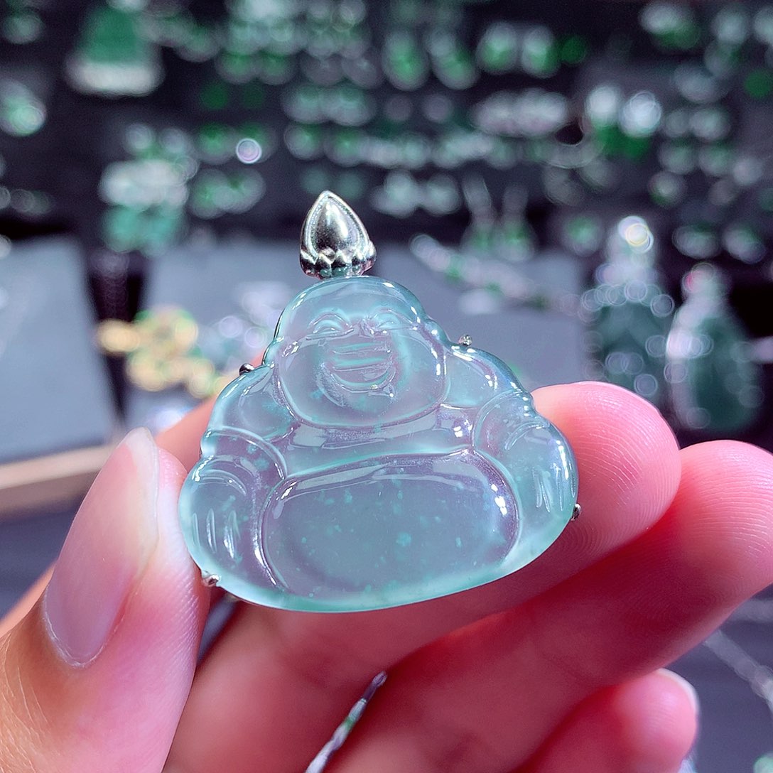 翡翠未镶嵌颈饰在****施挂件