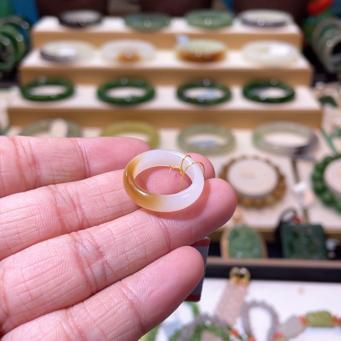 和田玉高品糖白戒指未镶嵌