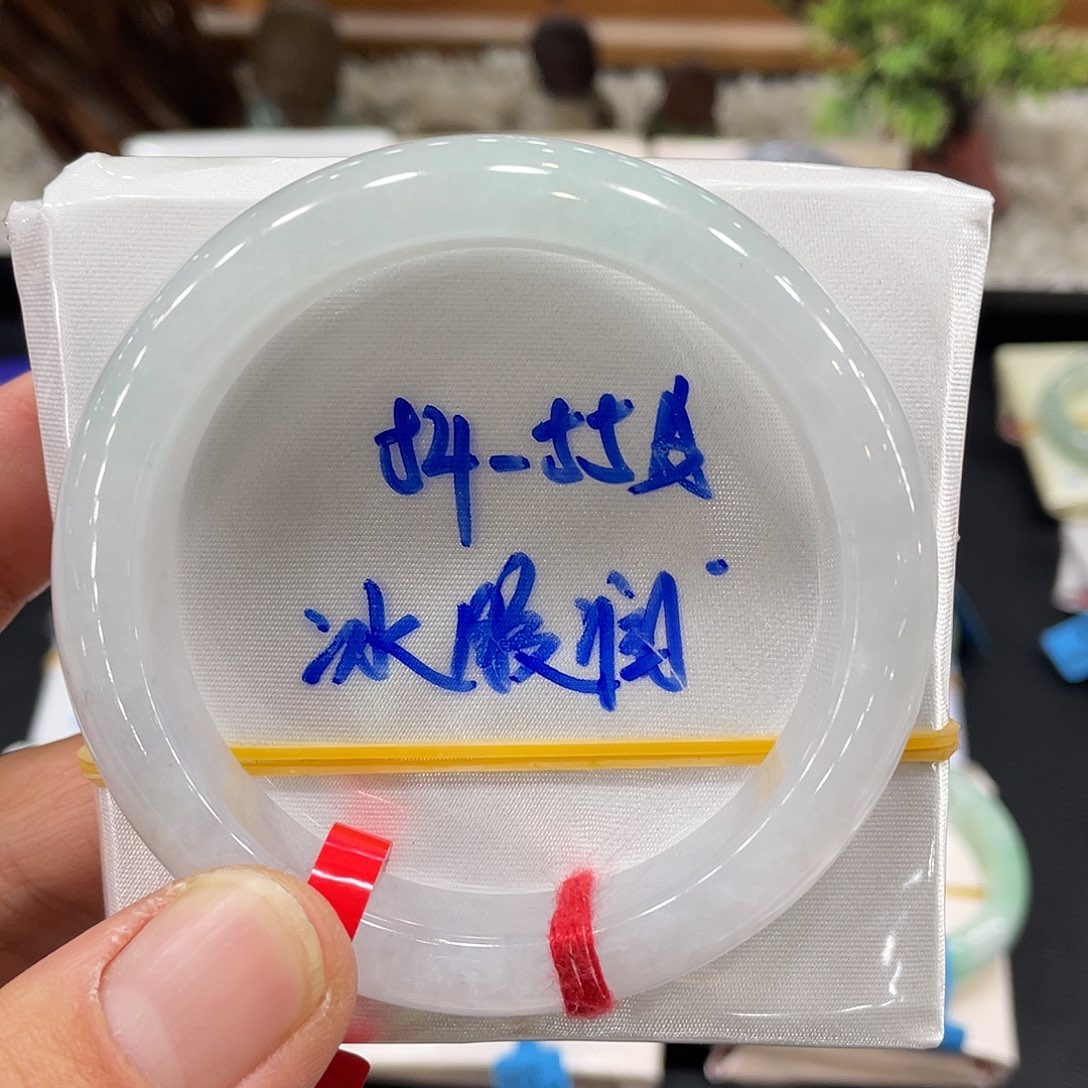 翡翠手镯未镶嵌翡翠
