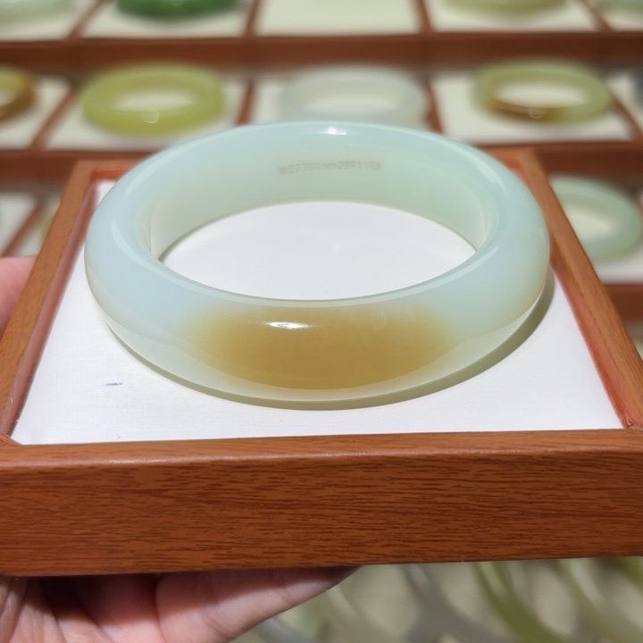 精品和田玉一口糖翠白三色58/59高端收藏女士宽版轮胎手镯