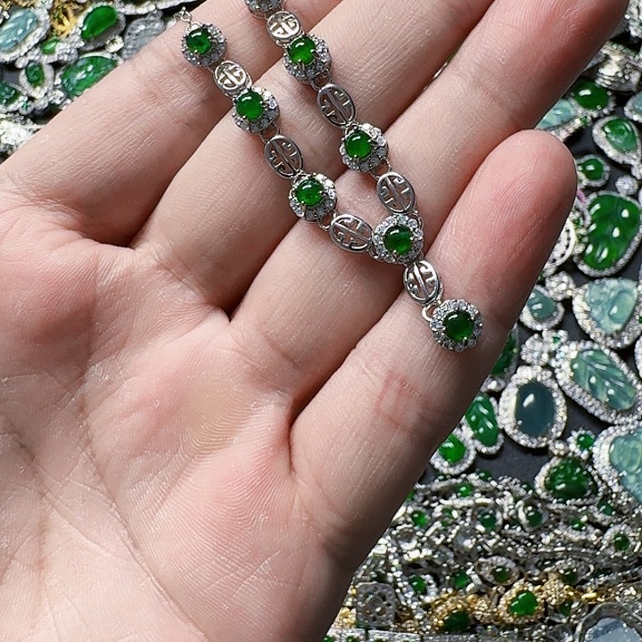 翡翠颈饰未镶嵌天然A货翡翠放漏