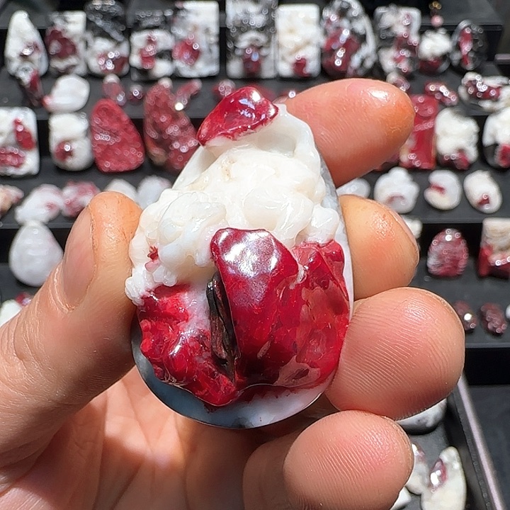 天然辰砂男****哥纯天然朱砂原石原矿雕刻老虎