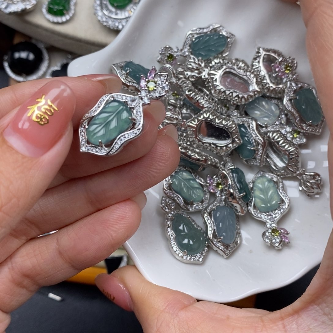 翡翠颈饰未镶嵌翡翠