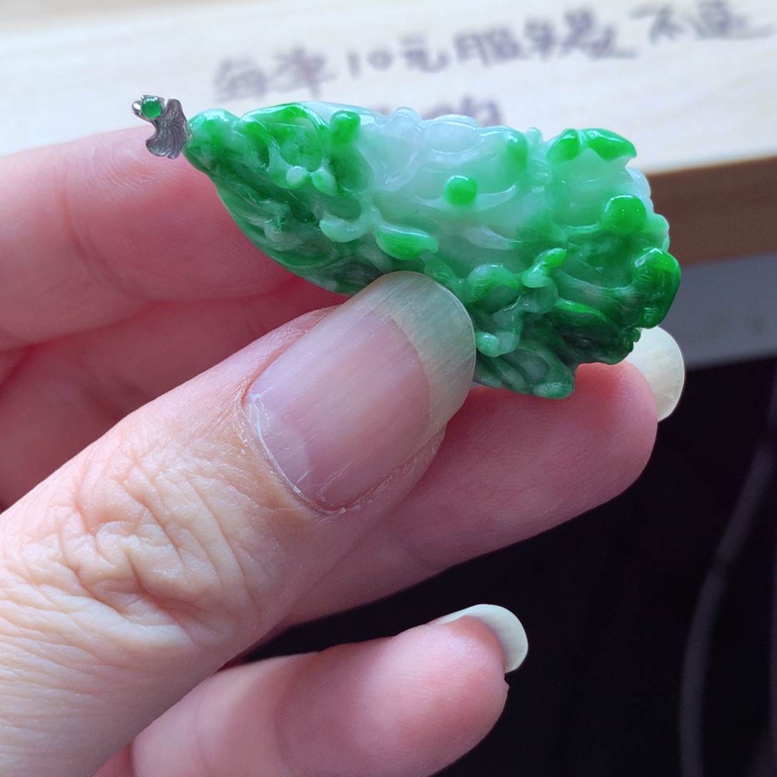 翡翠18K金镶嵌颈饰吊坠