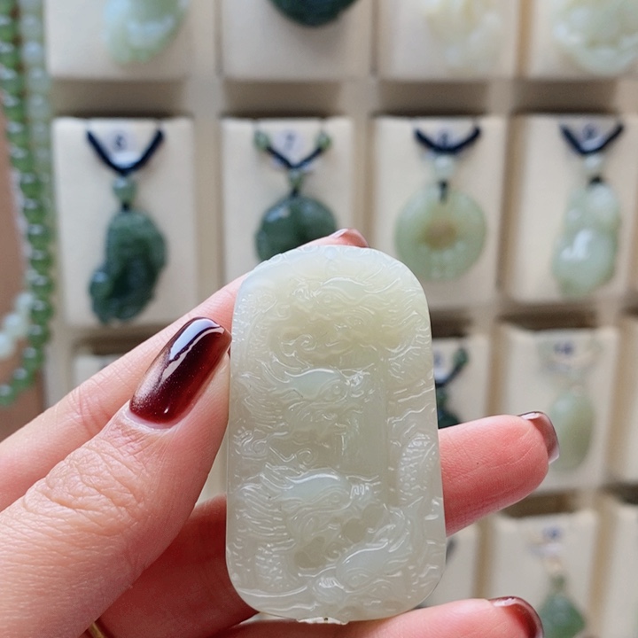 慢***妨和田玉未镶嵌颈饰