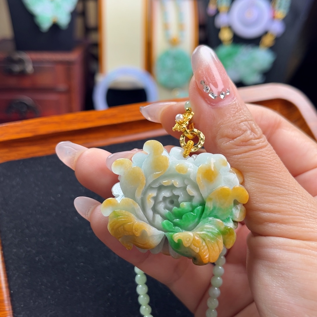 颈饰未镶嵌翡翠牡丹