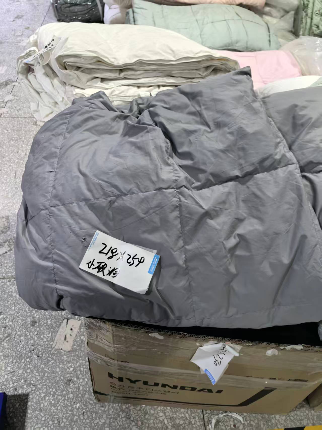 《厚广家》3楼218×259灰色化纤75%鸭绒被 发1张400g填充小破洞