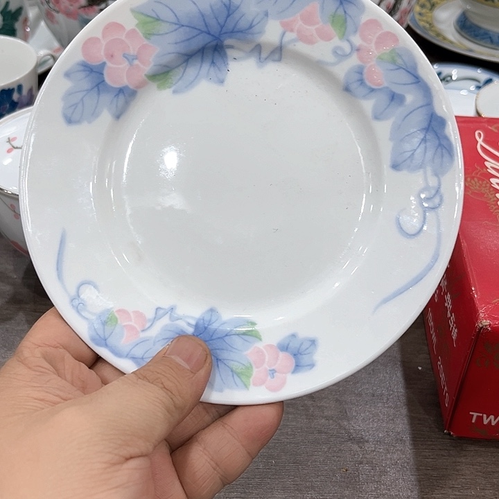 釉下五彩的瓷器和瓷器