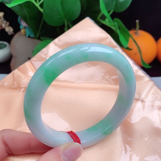 翡翠手镯未镶嵌    正圈59+ 白底青