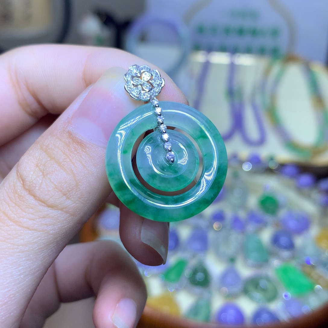 翡翠18K金镶嵌颈饰翡翠