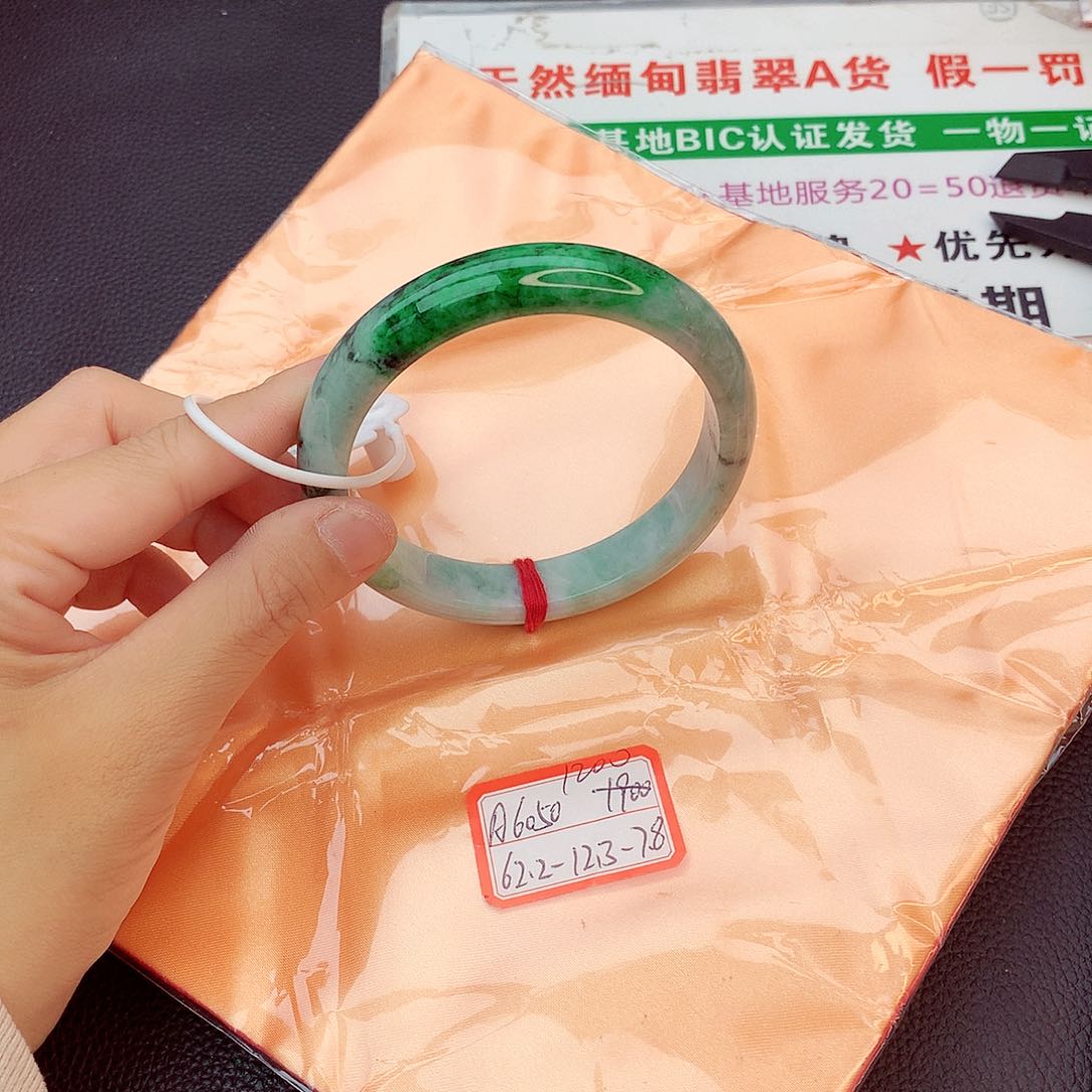 翡翠手镯未镶嵌翡翠