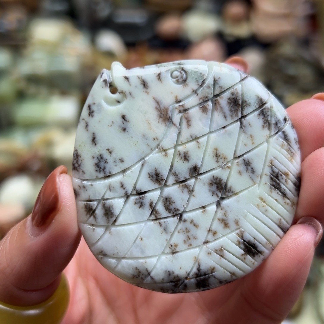 岫玉未镶嵌颈饰花玉水草大鱼