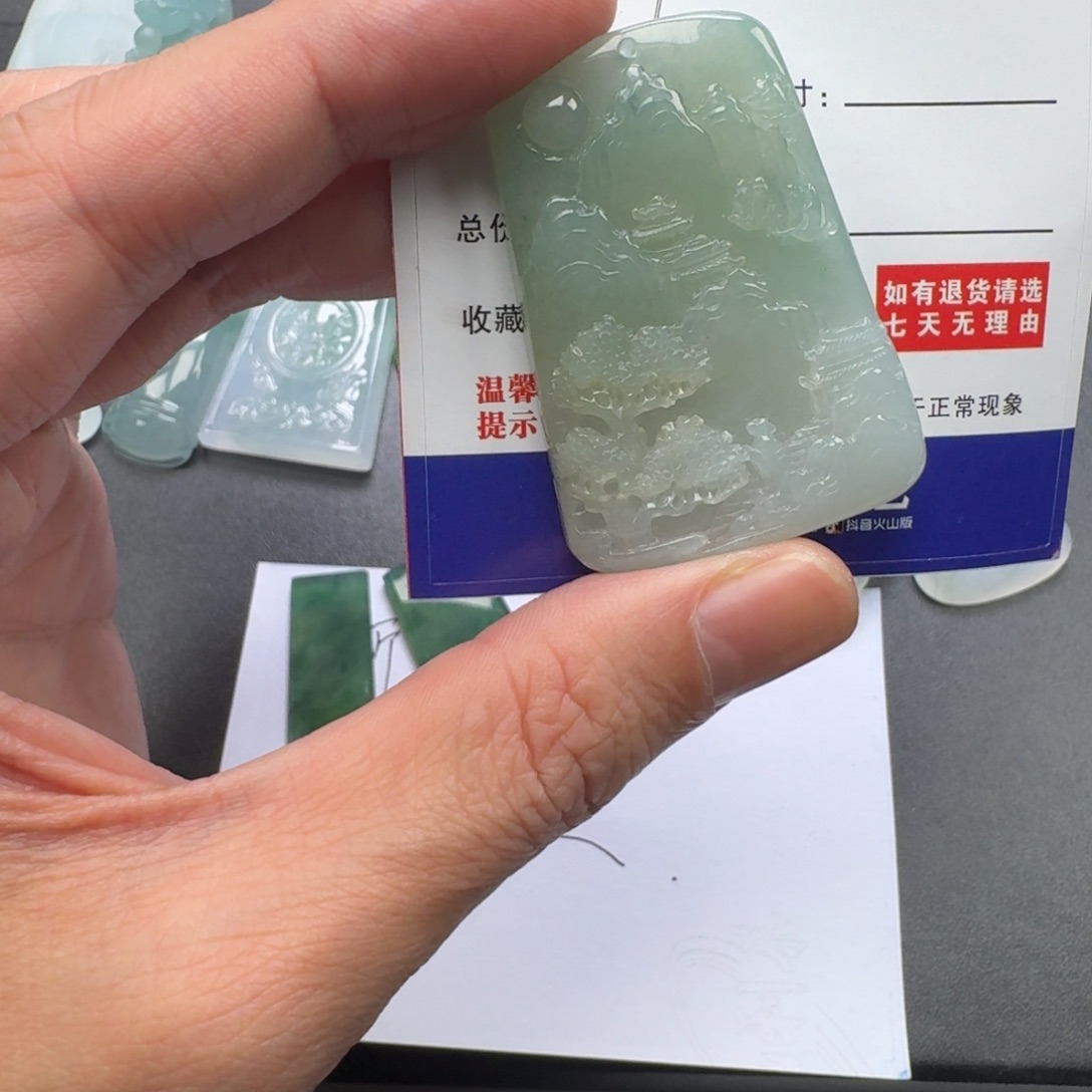 落***锦翡翠未镶嵌颈饰        16