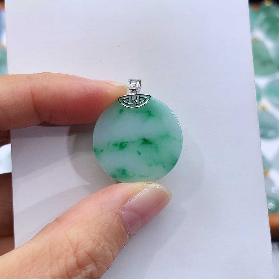 翡翠18K金镶嵌颈饰翡翠吊坠