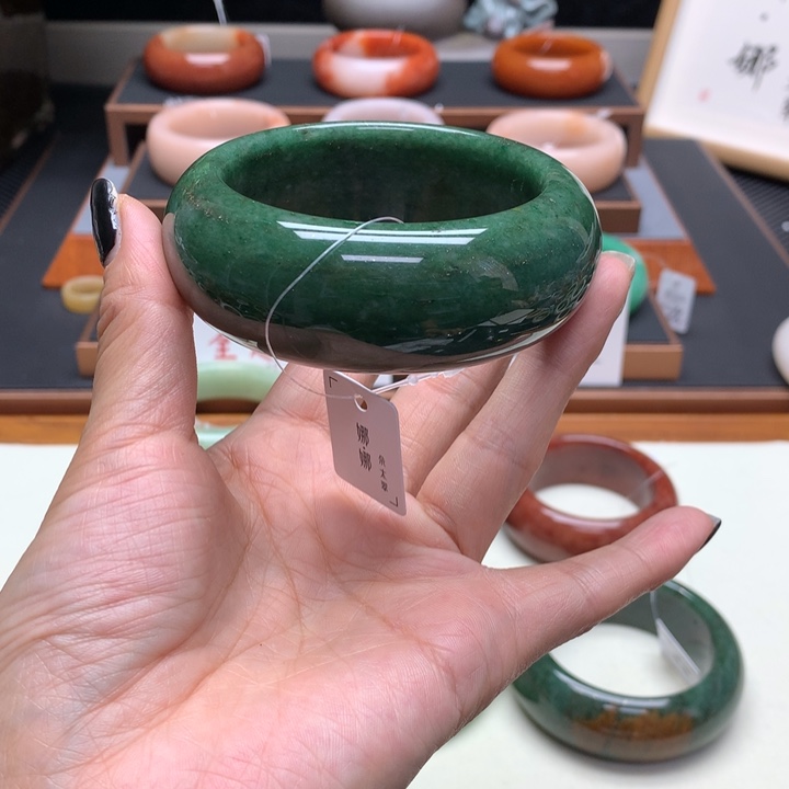 爱***奶石英质玉（非洲翠）合金佘太翠