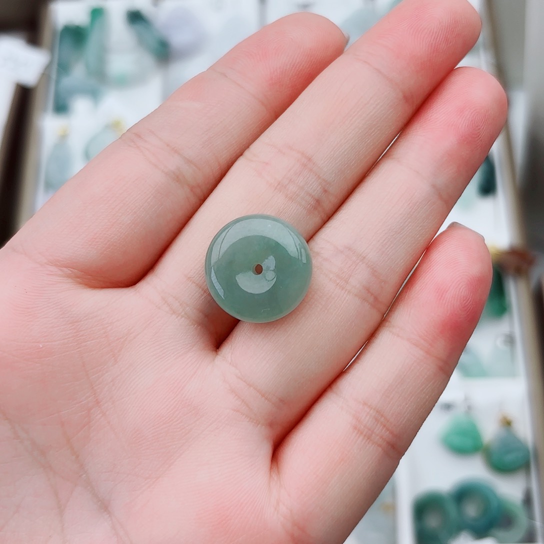 翡翠颈饰未镶嵌平安扣