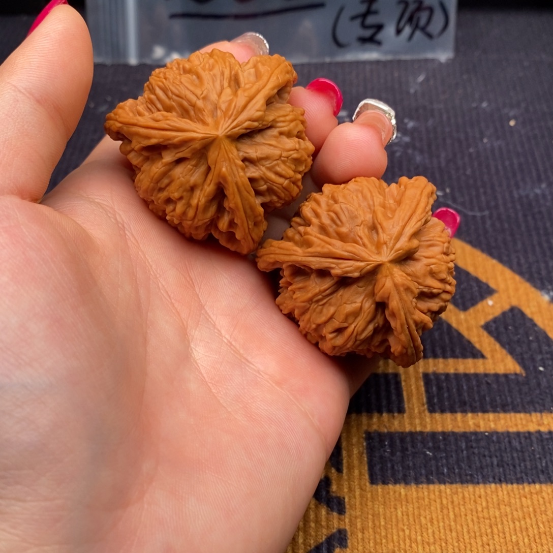 小***草文玩核桃把件白狮子