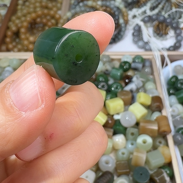 璇***璇和田玉（碧玉）未镶嵌颈饰