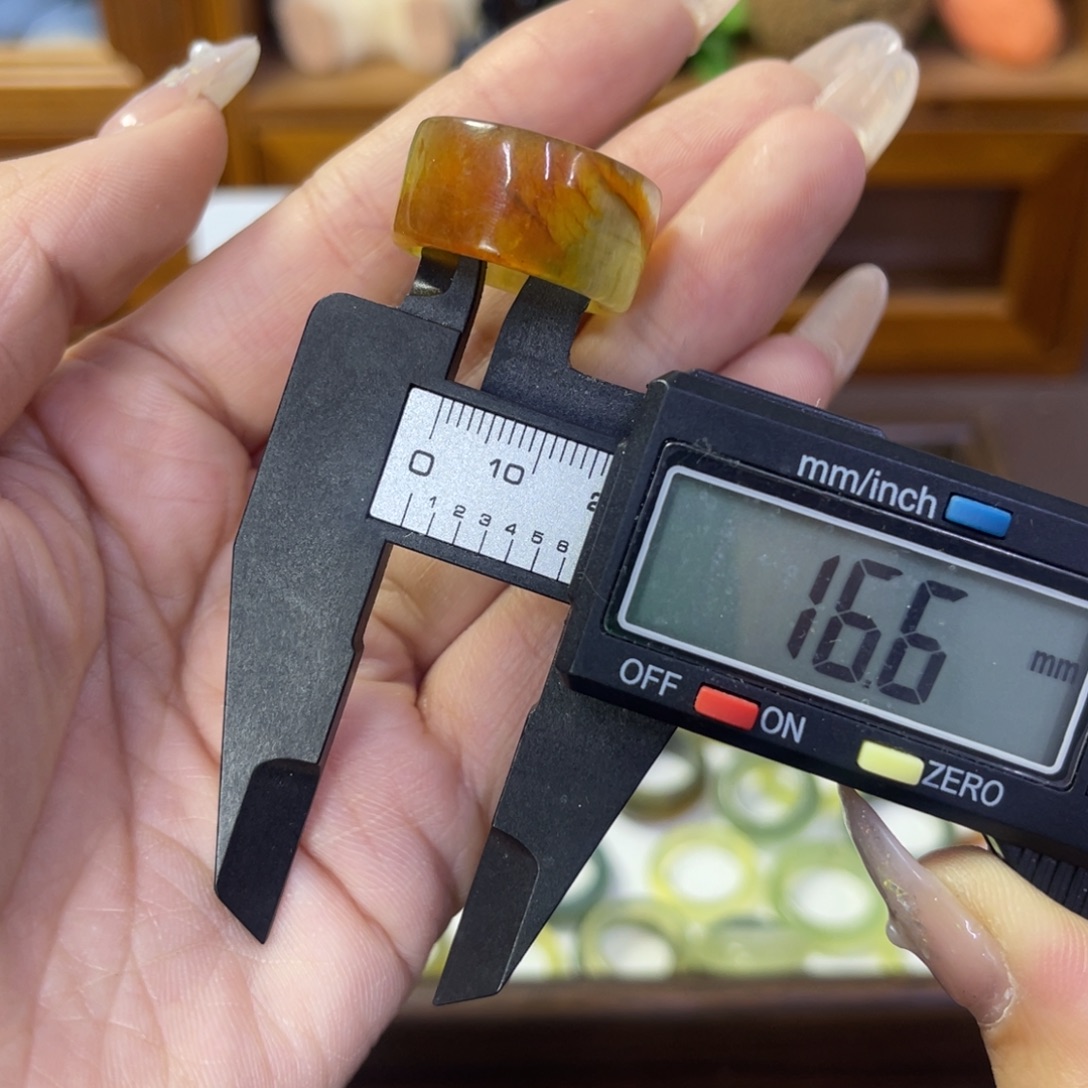 蛇纹石玉未镶嵌戒指50瑕疵