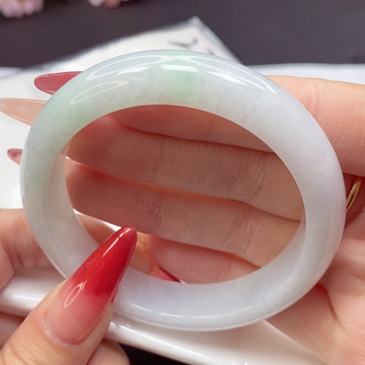 翡翠手镯未镶嵌55圈