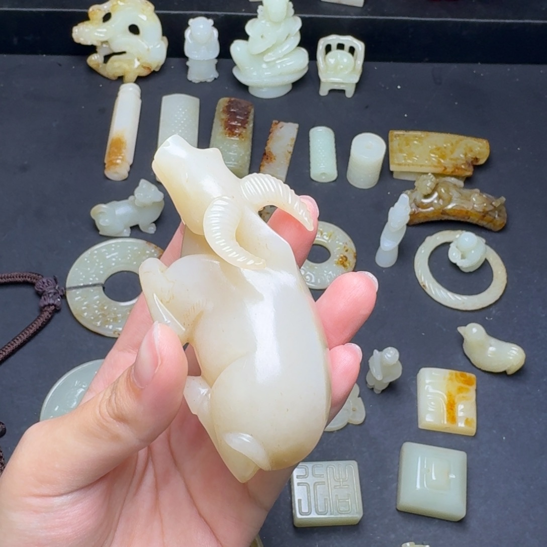 和田玉挂件未镶嵌彷**是