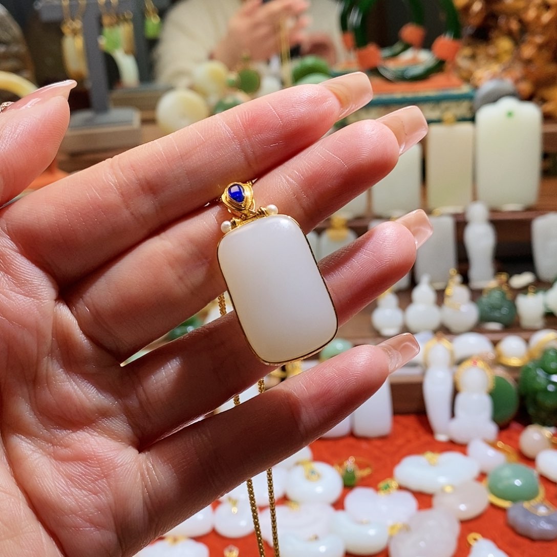 和田玉吊坠(不含链)18K金镶嵌爱****士