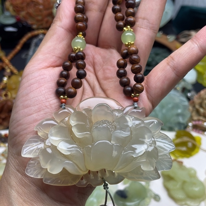 蛇纹石玉未镶嵌颈饰