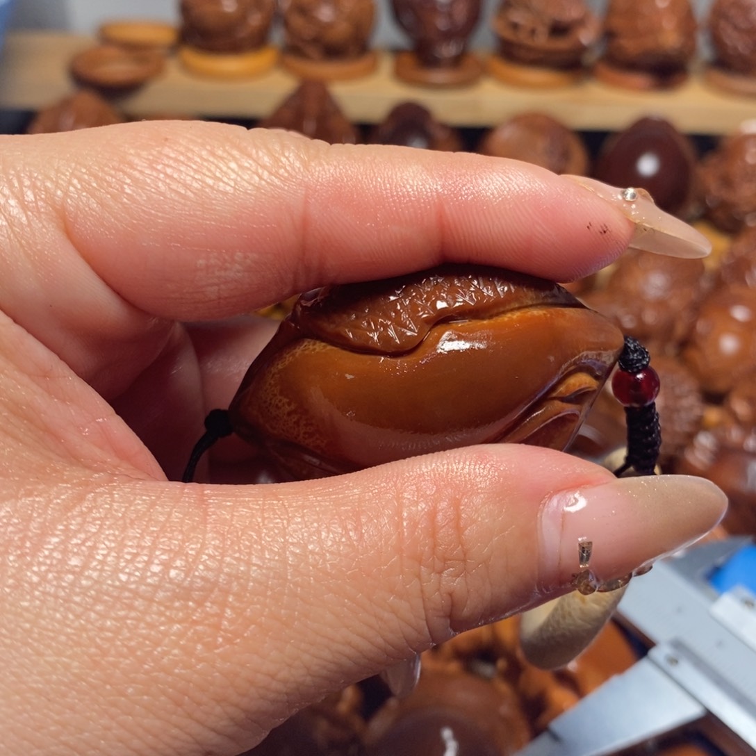 【闪购商品】橄榄核吊坠三面雕刻