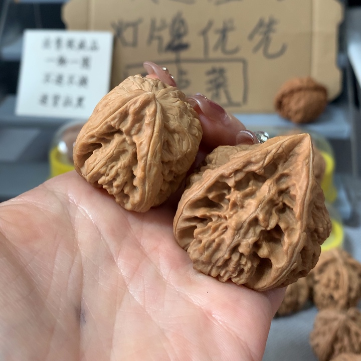 江***2文玩核桃吊坠异形单只，有瑕疵