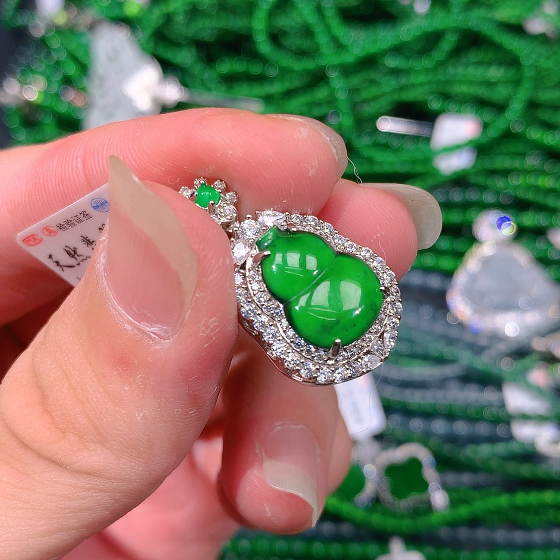 翡翠吊坠(赠链)未镶嵌天然