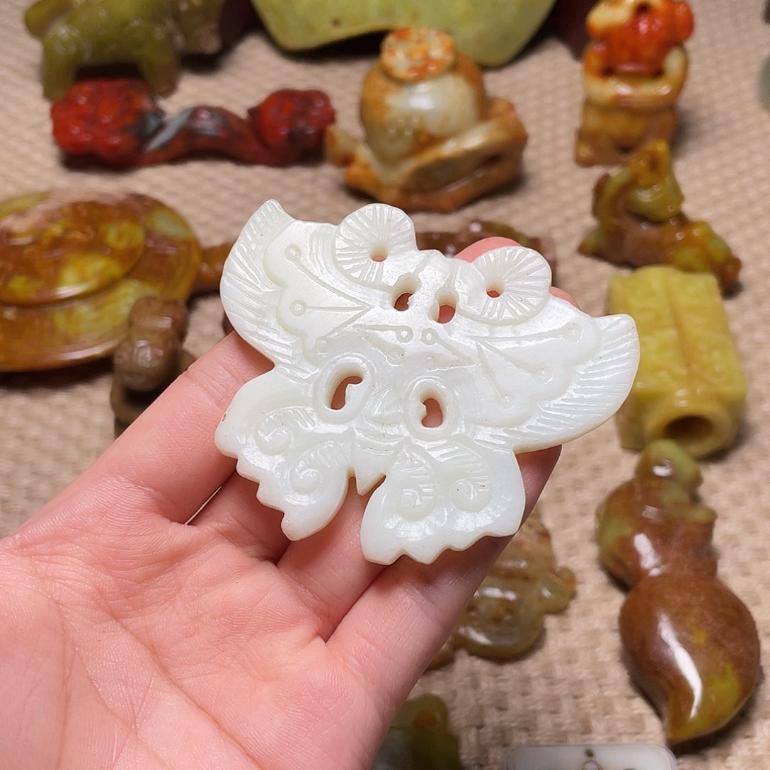 蛇纹石玉未镶嵌颈饰