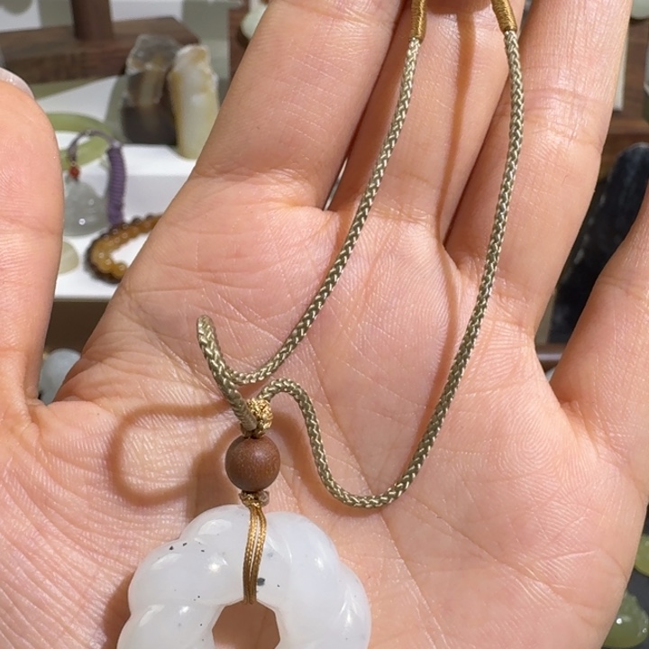 和田玉未镶嵌颈饰送玉绳