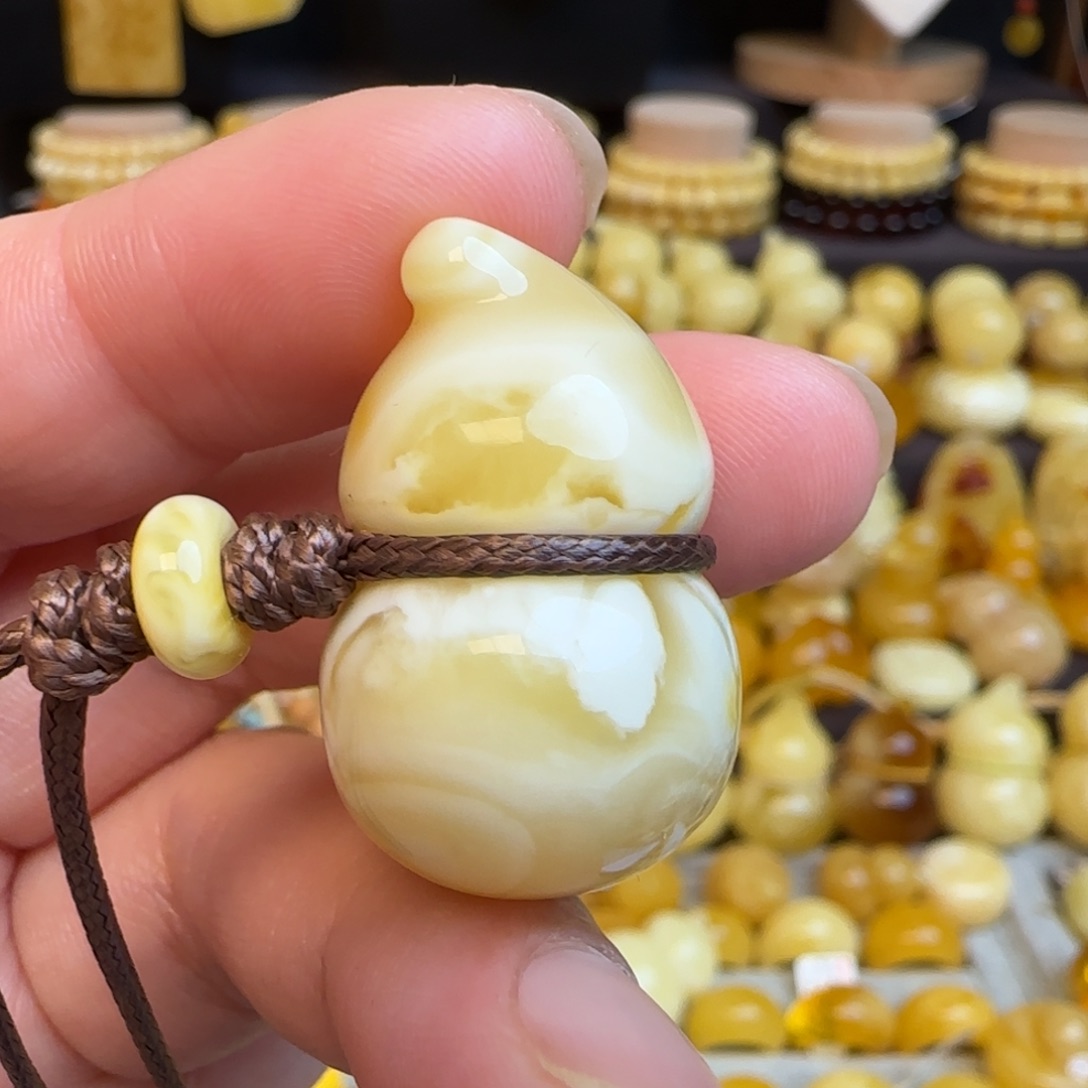 琥珀未镶嵌套链天然俄料瓷白妖花蜜蜡葫芦吊坠