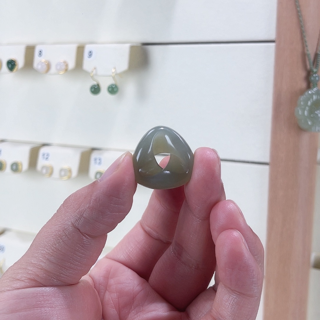 颈饰未镶嵌和田玉峰回路转