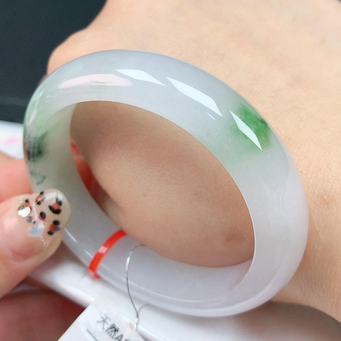 翡翠手镯未镶嵌51贵