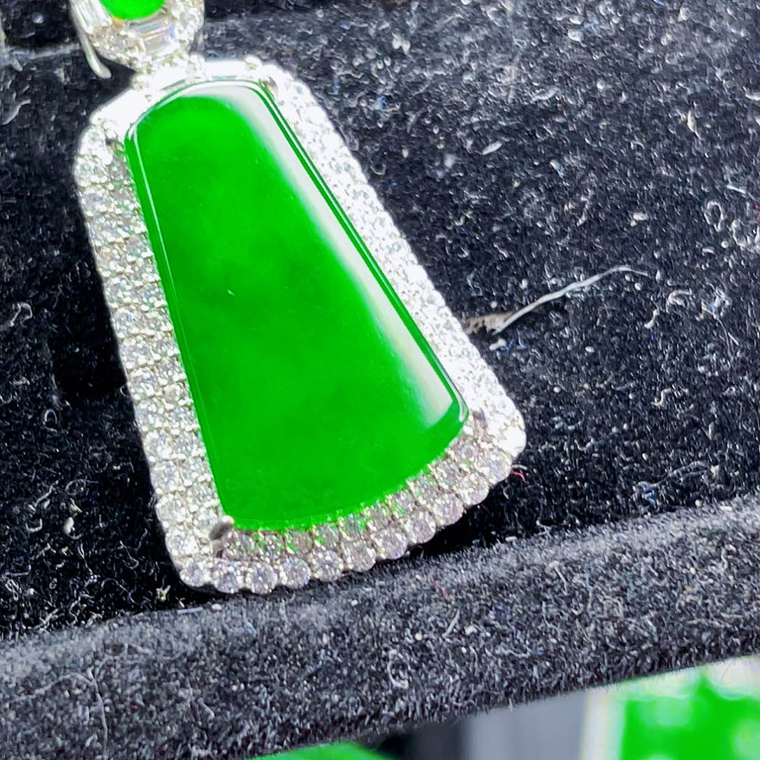 翡翠未镶嵌颈饰500