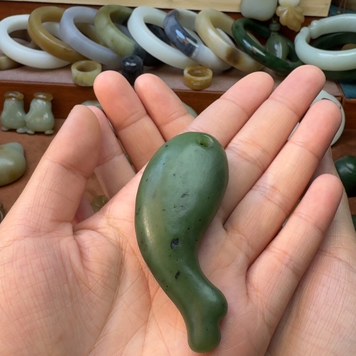 做***王和田玉未镶嵌颈饰