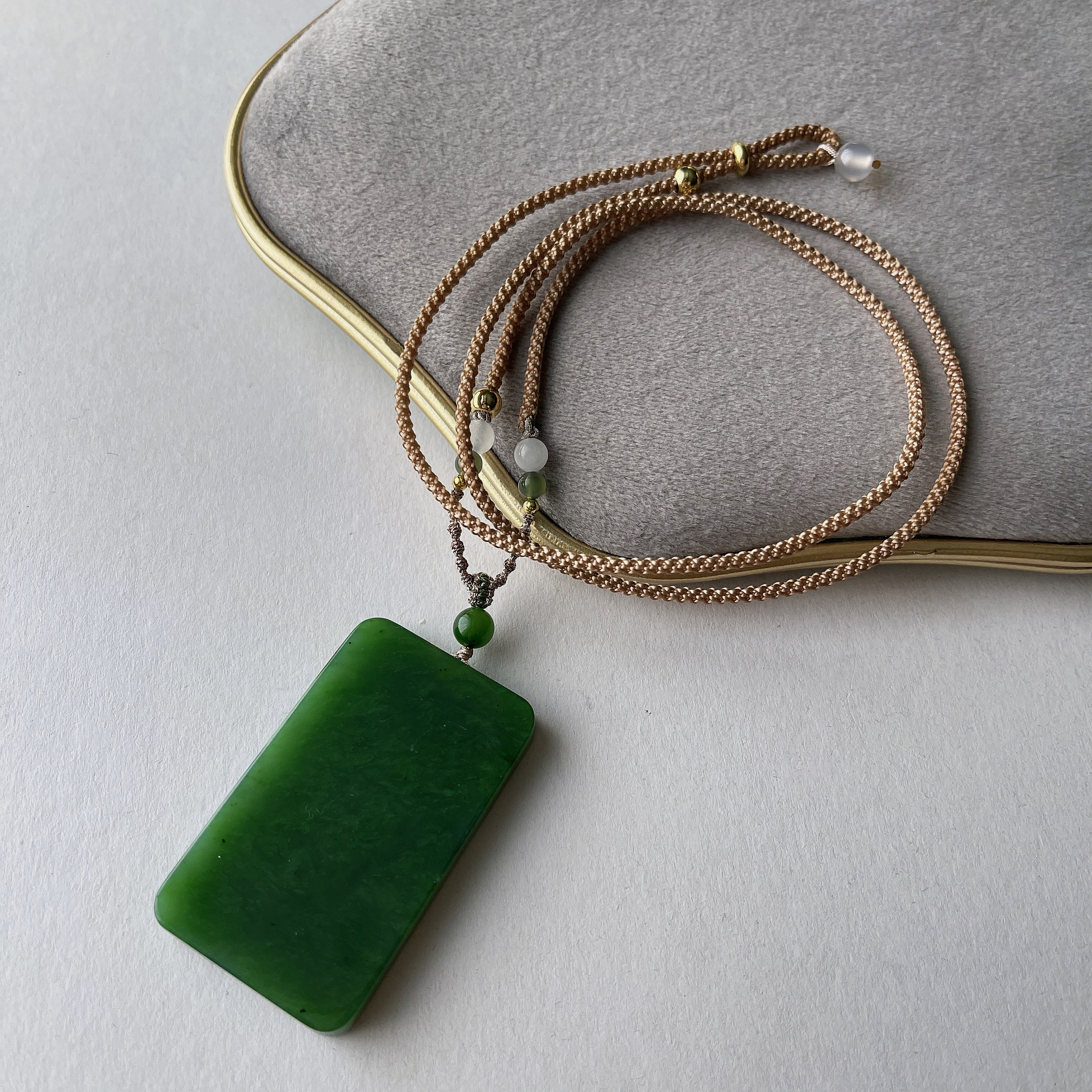 晶雁和田玉碧玉无事牌吊坠女款气质时尚百搭绿色女王精美