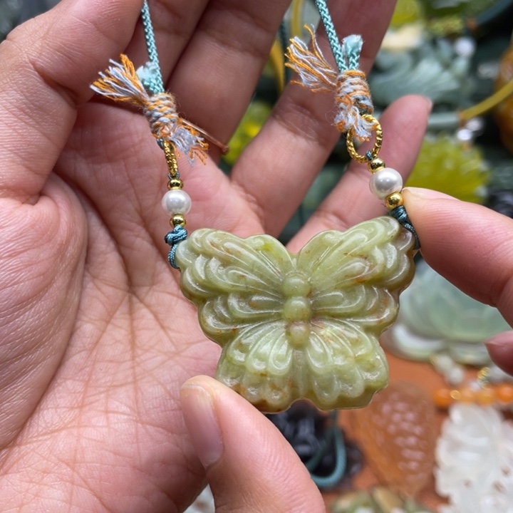 蛇纹石玉未镶嵌颈饰