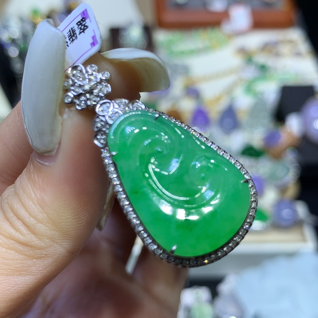 翡翠18K金镶嵌颈饰