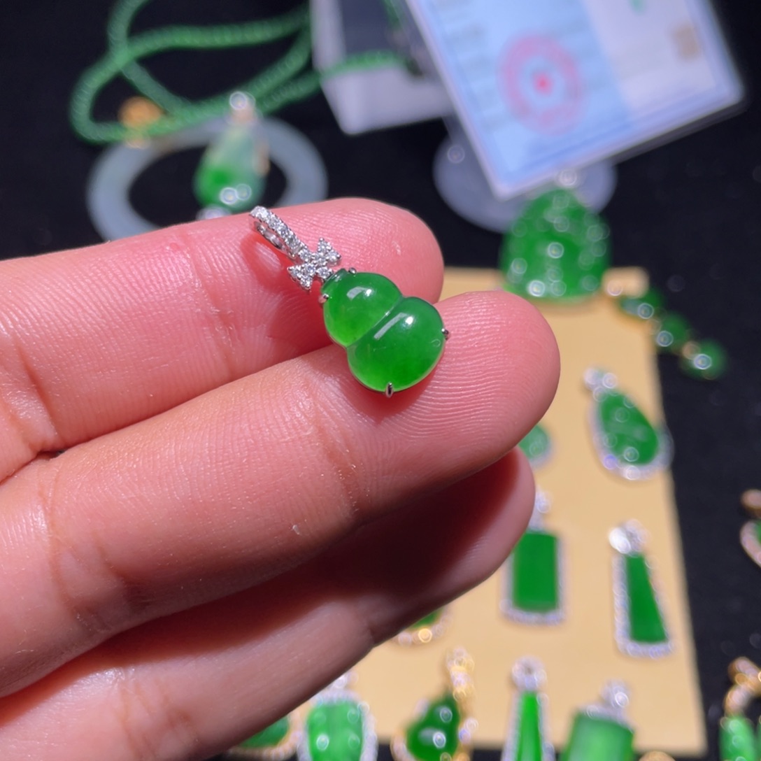 翡翠颈饰18K金镶嵌翡翠