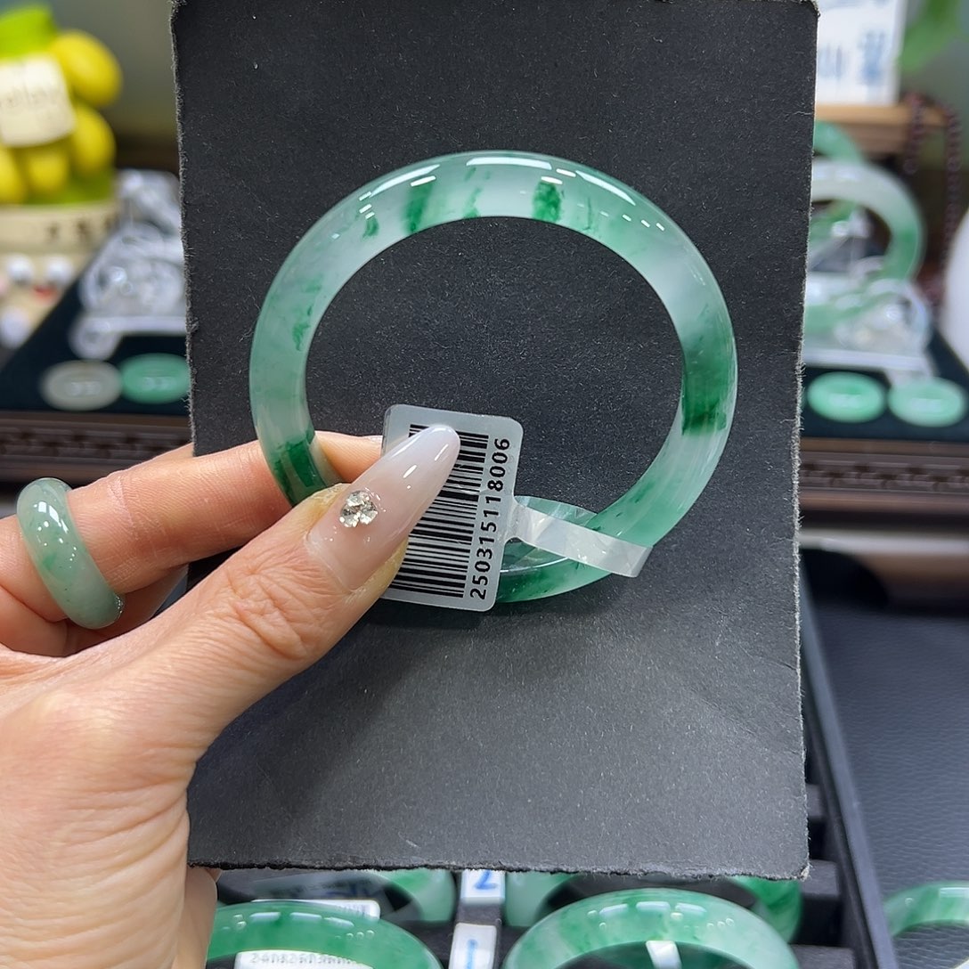 z***石英质玉（非洲翠）未镶嵌手镯