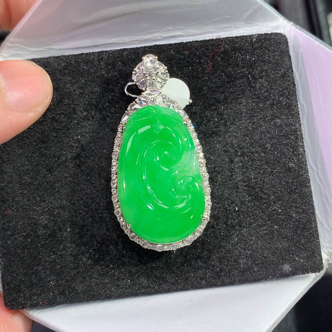 翡翠吊坠(赠链)18K金镶嵌
