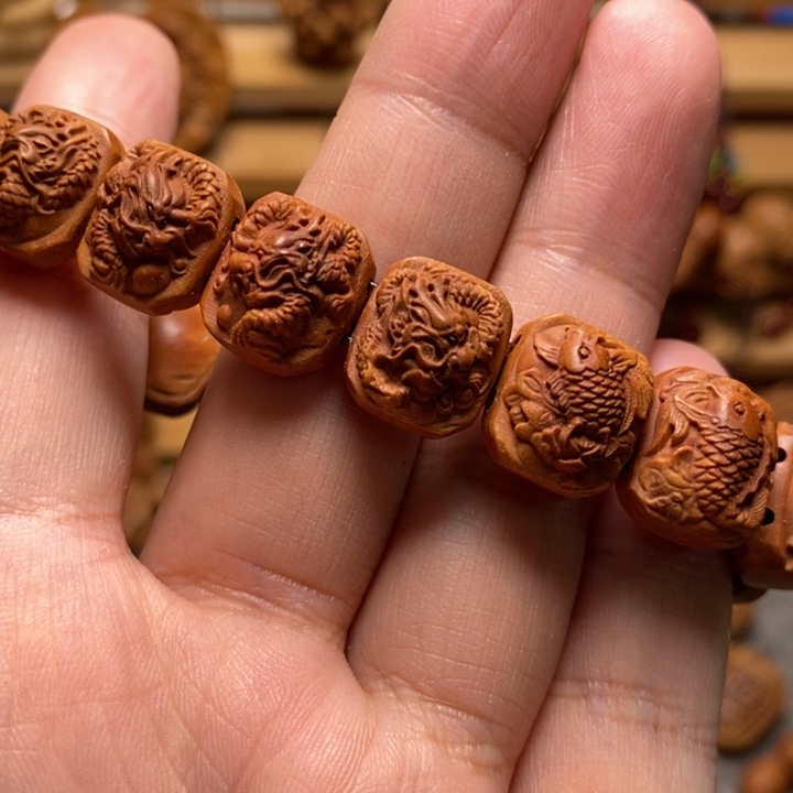 桃核雕刻鱼化龙小手牌