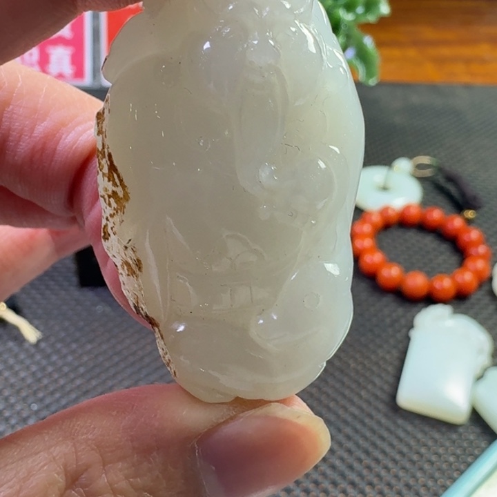 苏***浅和田玉未镶嵌颈饰