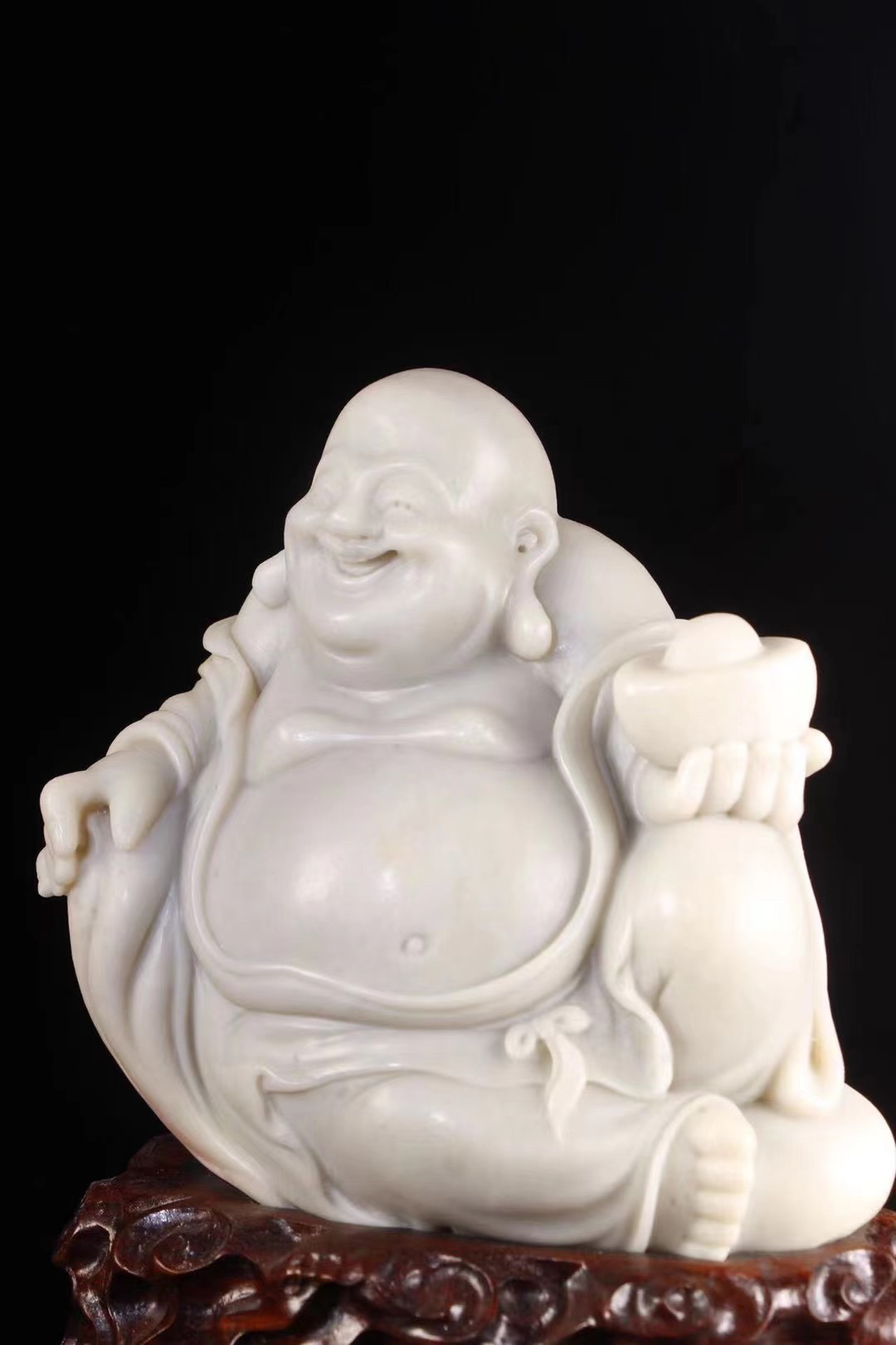 精美寿山石雕刻圆雕作品题材笑口常开尺寸12-10-11厘米重599.2克。