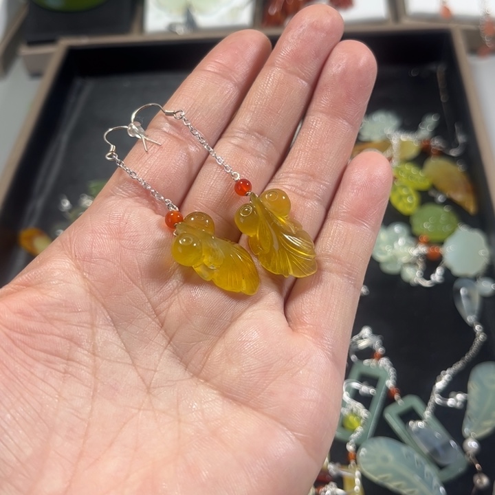 蛇纹石玉耳饰合金