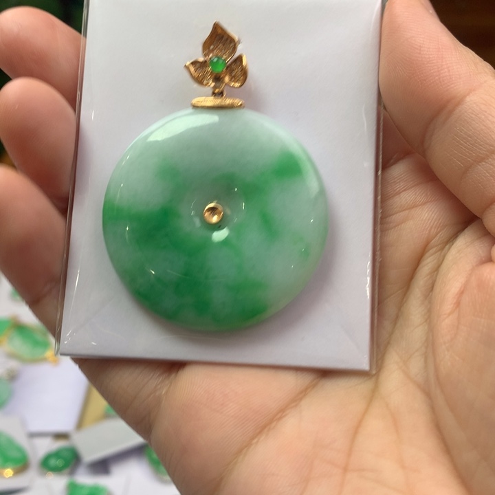 翡翠颈饰18K金镶嵌翡翠吊坠