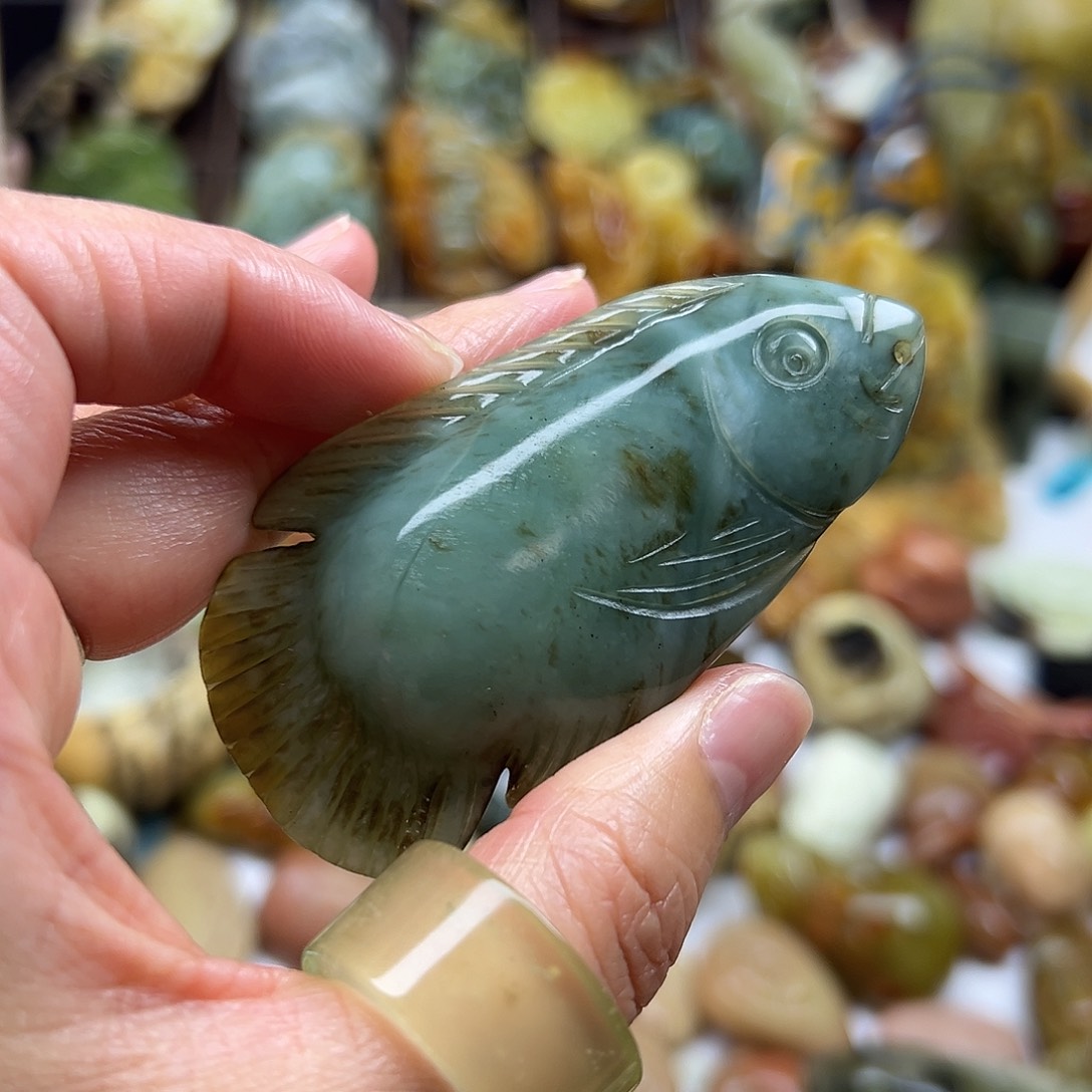 岫玉未镶嵌颈饰花玉蓝鱼
