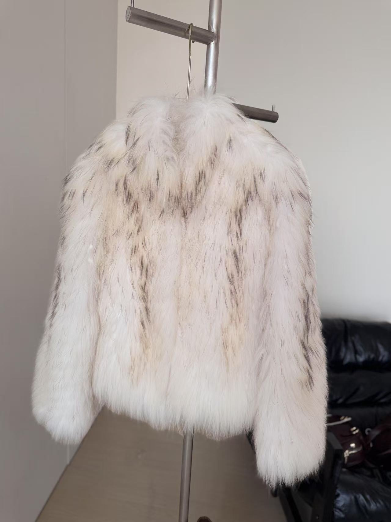 ruandai/阮黛“极地晨光”渐变V字层次美学手工密车立领貉子毛皮草